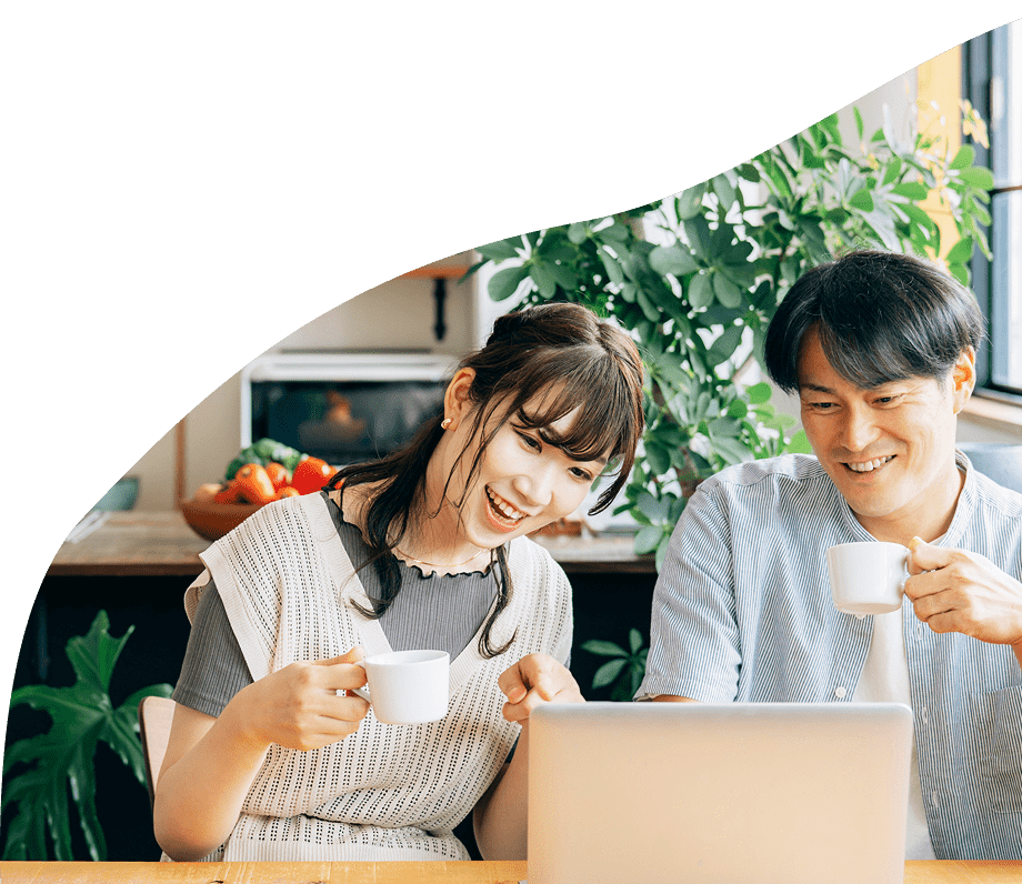 動画を視聴するカップル